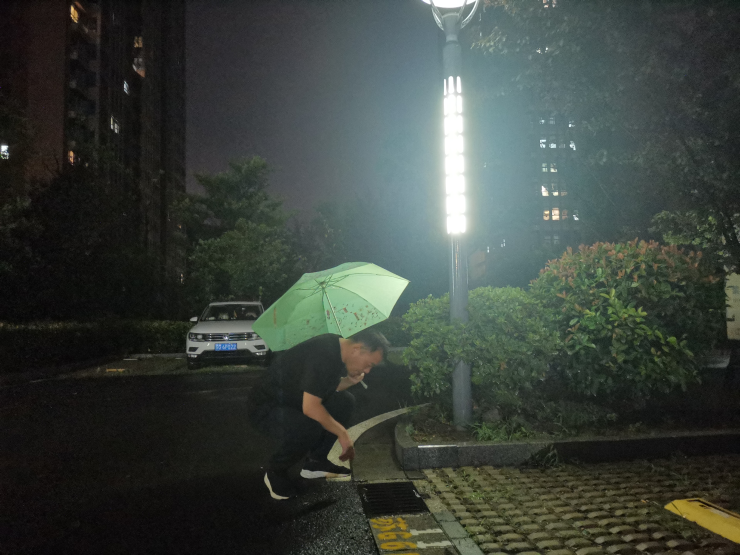/upload/localpc/default/20220810101834/1有你在，我心安范永亮同志雨中值守.jpg